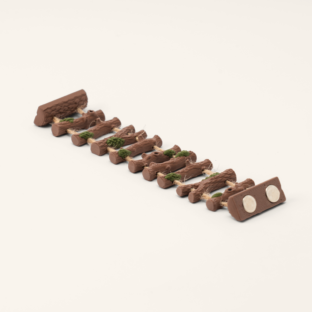 Magnetische Hängebrücke für Springspinnen in Baumstamm-Design