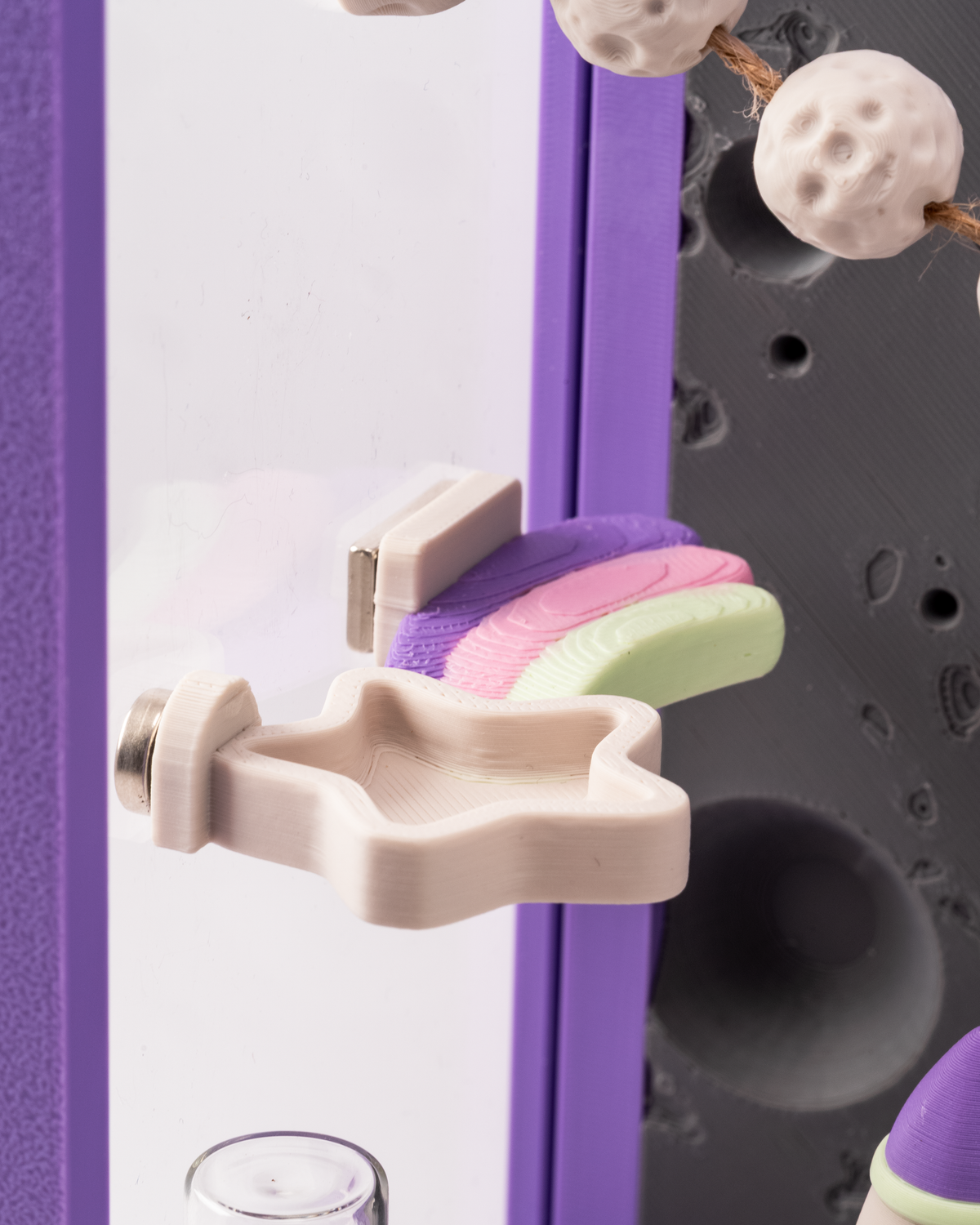 Magnetic feeding ledge for jumping spiders shaped like a shooting star